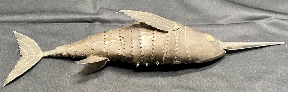 АНТИКВАРНАЯ СЕРЕБРЯНАЯ ШАРНИРНАЯ ФИГУРКА РЫБЫ-МЕЧА 12 дюймов - 3,6 унции, c1880, хорошая с деталями. - Изображение 3 из 4