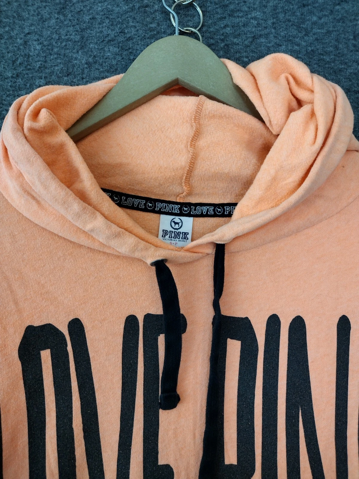 UNDERCOVER Felpa con cappuccio Victorias Secret nera amore rosa logo S arancione con tasche