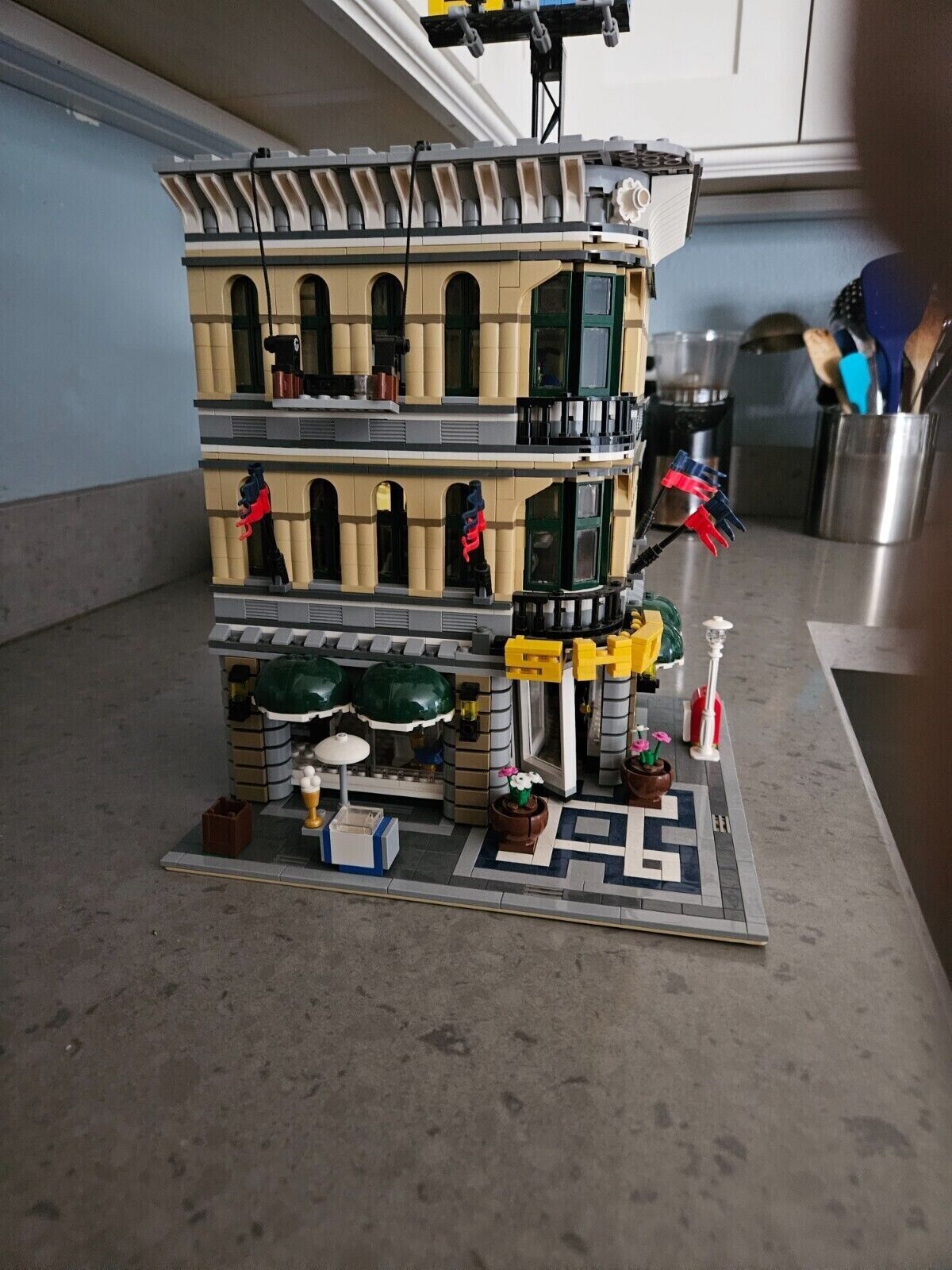 Lego (10211) Modular - Grand Emporium: Complete with no minifigures
