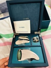 LA MER Signature Tool Collection Face Massager Gua Sha Set Silver Green