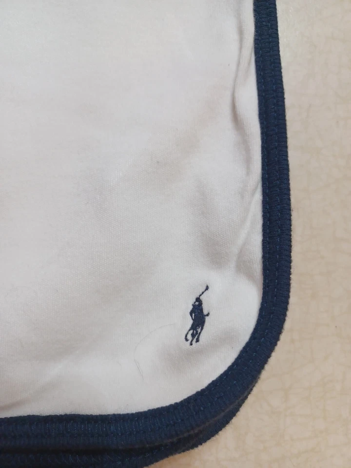 Manta de bebé Ralph Lauren de algodón blanca con ribete azul marino Foto 2 de 4