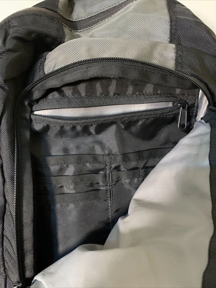 TIMBUK2 Mochila Acolchada Laptop Maletín Abridor de Botellas Negro y Azul Foto 3 de 4