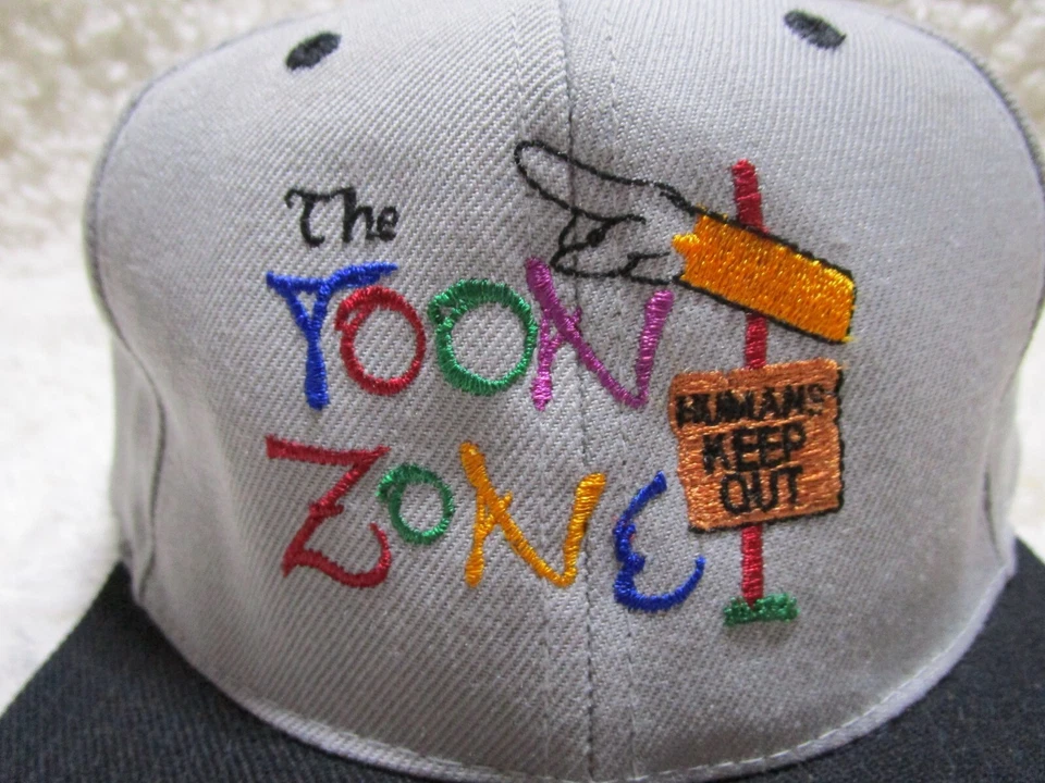 Gorra The Toon Zone Snap Back Gris Negra Disney Foto 2 de 4
