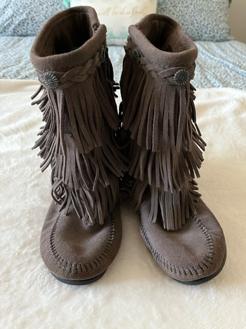 WOMEN’S MINNETONKA GRAY LAYER FRINGE CONCHA MOCCASIN BOOTS SZ TAUPE