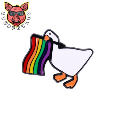 Pin's canard au vol en étain argenté - signé Brown - Collection
