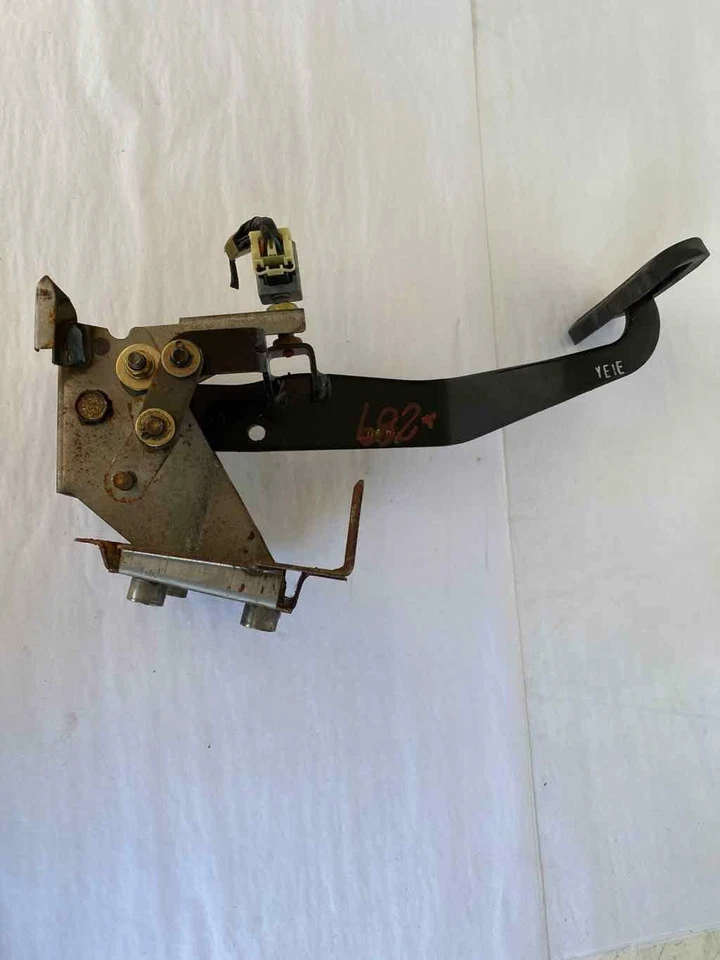 2003 HYUNDAI SONATA Stop Slow Floor Foot Brake Pedal Assembly G - Image 3 of 4