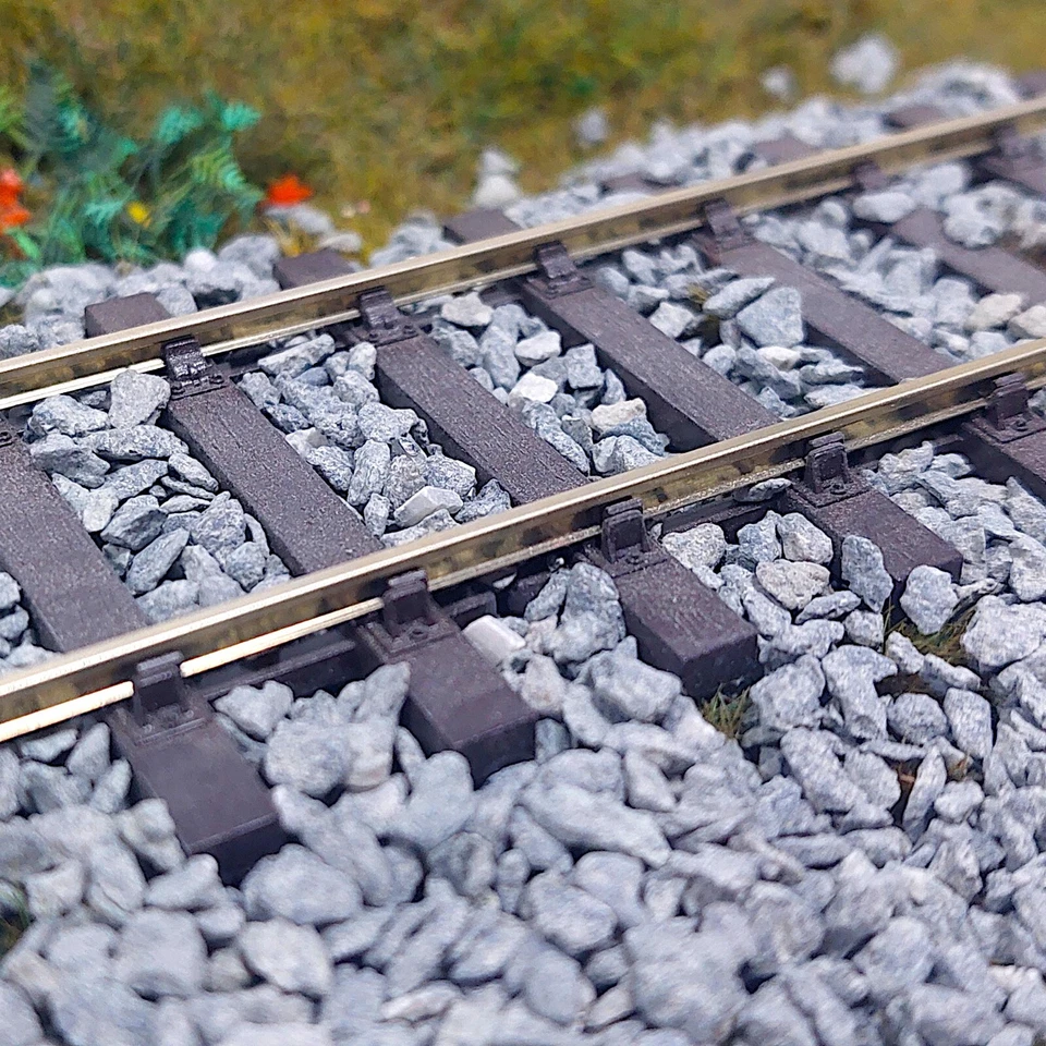 WWScenics Medium Grade Dark Grey Ballast 1kg | Model Railway Ballast Train - Image 3 of 4