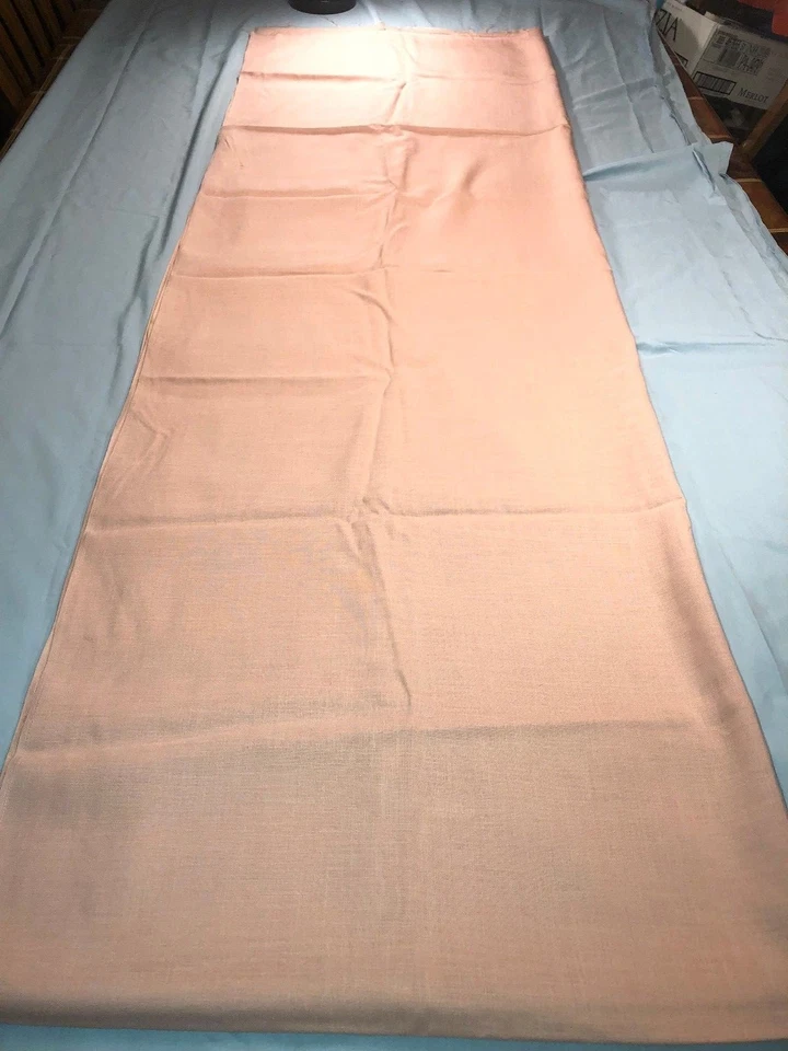 Tela de tejido medio melocotón macizo/rosa tipo rayón, 45" W x 135" L (3,75 yd), no usada Foto 3 de 4