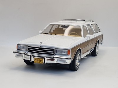 Chevrolet Caprice Estate Wagon Kombi 1985 weiß Holzoptik Modellauto 1:18 MCG