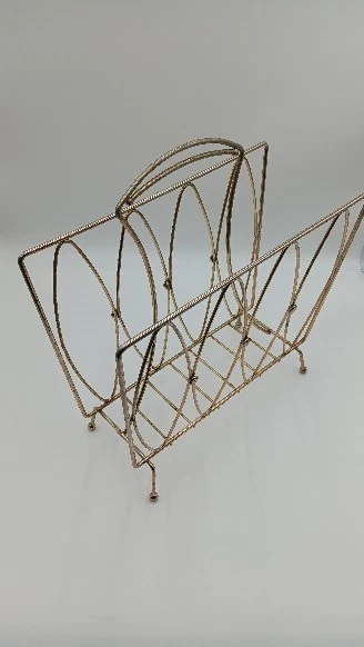 Revista moderna de mediados de siglo meta revista tono dorado, libros, estante de discos Foto 2 de 4