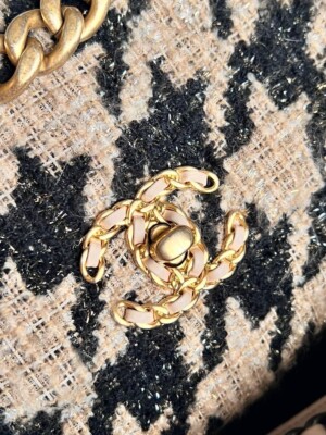 NEW CHANEL 19K Beige Houndstooth Tweed SMALL 19 w/ Mixed Hardware