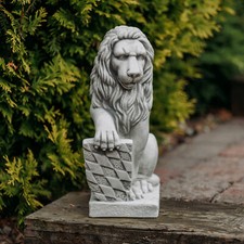 Lion with shield right stone figure H.40 cm grey 15 kg white concrete frost-p...
