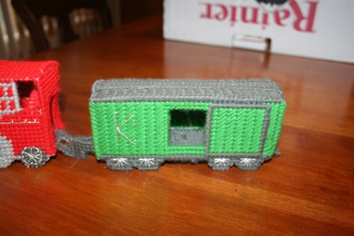 completed plastic canvas TRAIN 4 train cars - 第 4/5 張圖片