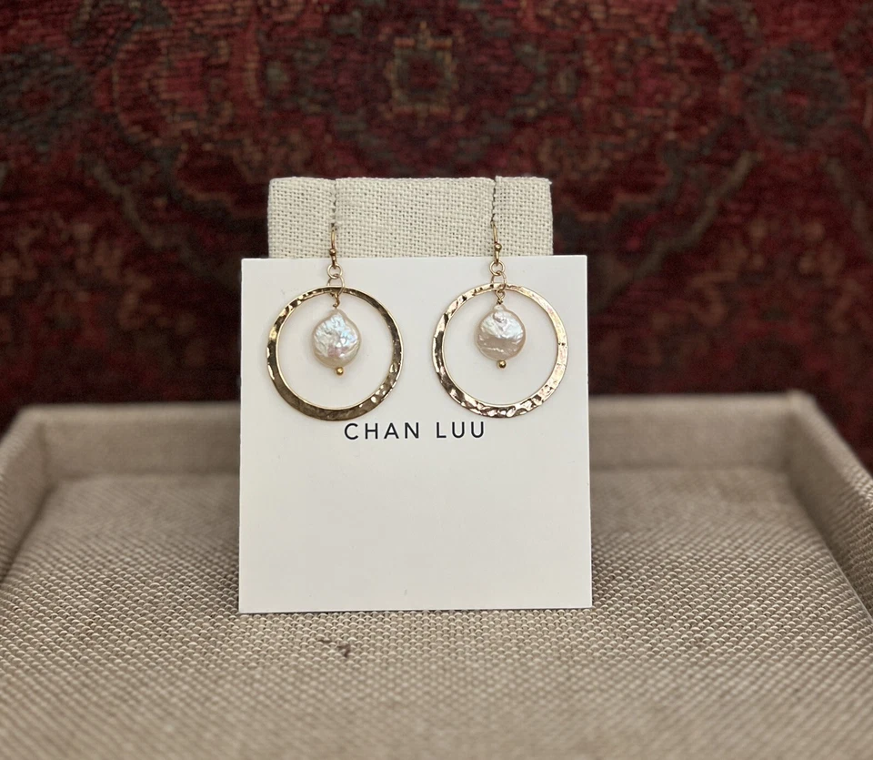 NUEVOS $105 CHAN LUU 18K GP Aro Martillado Moneda Perla Pendientes ~ ¡HERMOSOS! Foto 2 de 2