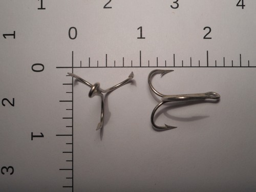 50 MUSTAD n.2 GANCI TONDI ACUTI ACQUA DOLCE ANELLATI CADM. & TIN SPECIAL 35646 - Foto 2 di 5