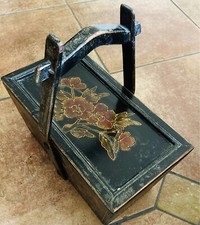 Ancienne boite chinoise laquée florale avec poignée. XIXème