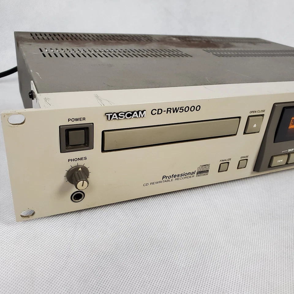 TASCAM CD-RW5000 Professional CD R Rewritable Recorder - Image 3 of 4