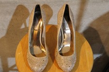 BCBG Max Azria Crystal Embellished Pumps Gold Rhinestone Stiletto Heels 9B/39