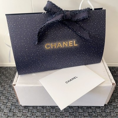 CHANEL 2025 XMAS Edition Medium GESCHENKBOX / 22 x 14 x 7,5 cm / Mit Geschenkkarte .