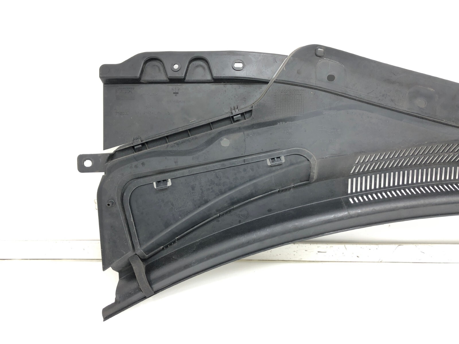 2014-2020 MASERATI GHIBLI FRONT WINDSHIEL COWL PANEL OEM.