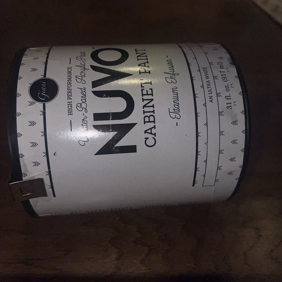 Cuarto de galón de infusión de titanio pintura para gabinete Nuvo ultra blanco Foto 2 de 4