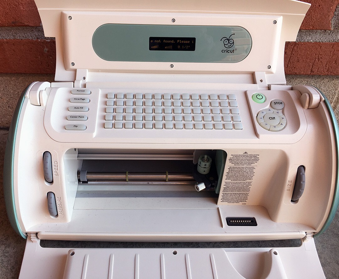 Cricut Create CRV20001 Personal Cutting Machine with case