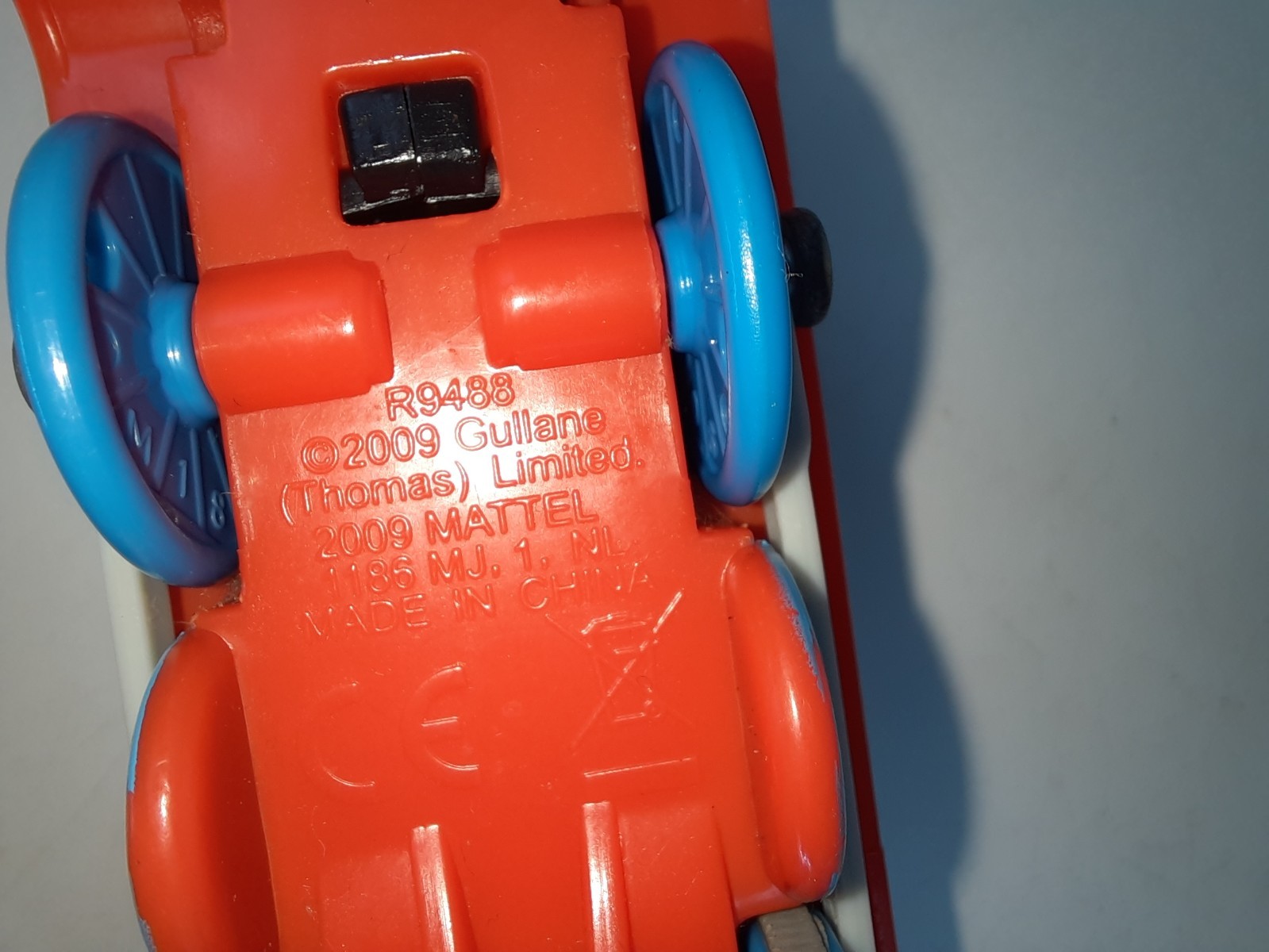 Thomas & Friends TrackMaster 2009 Motorized Thomas Engine R9488 + Cargo Car Y334