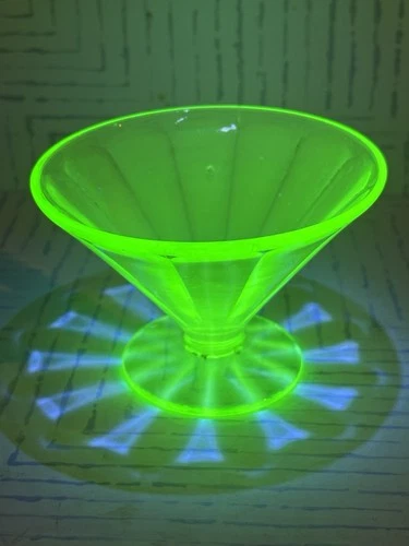 Vintage FEDERAL Uranium Glass Green Vaseline Paneled Footed Dessert Sherbet Cup