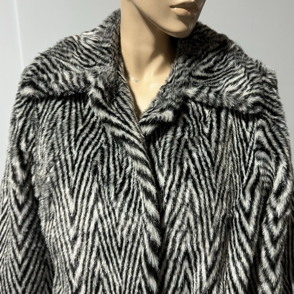 Abrigo Dennis Basso Imitación Piel Blanco y Negro Chevron Estampado Geométrico Talla S Pequeño Foto 3 de 4