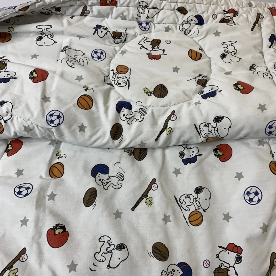 Juego de 2 piezas de edredón y falda de cuna deportiva de fútbol Peanuts Snoopy Foto 4 de 4