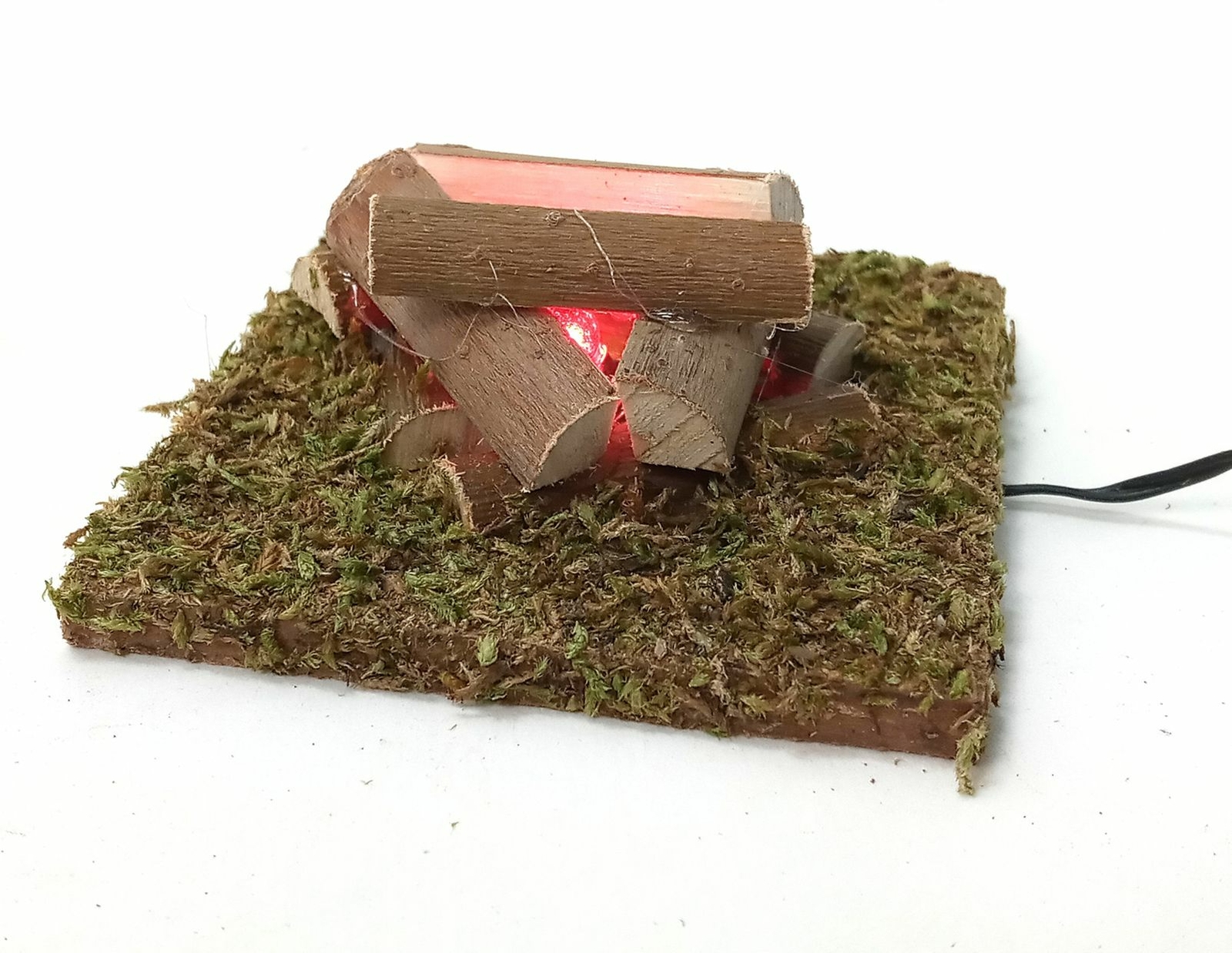 Feuerstelle, Lagerfeuer 8x8x3,5 cm für Weihnachtskrippe, mit 3,5V Birnchen