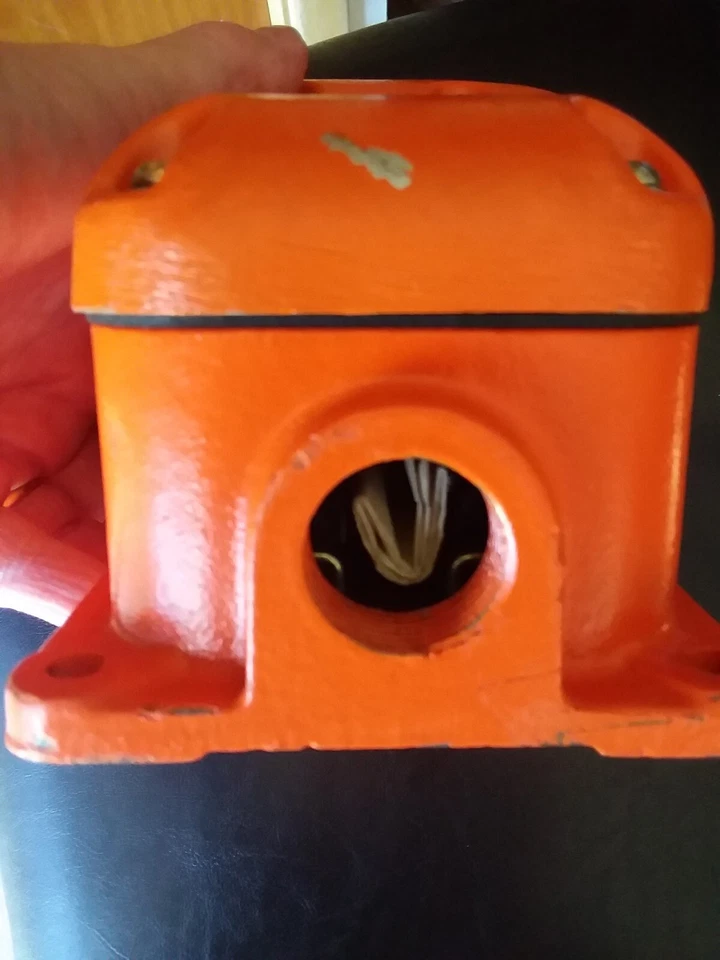 INTERRUPTOR DE PIE HERCULES 538-SWH 15A 125-250VAC 1/2HP 125VAC 1HP 250VAC Foto 3 de 4