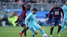 Lionel Messi jugando con uniforme verde 8x10 impresión de celebridad