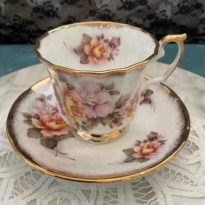 VTG Elizabethan Fine Bone China Cup & Saucer - Tudor - NEW - Roses - Gold Rims