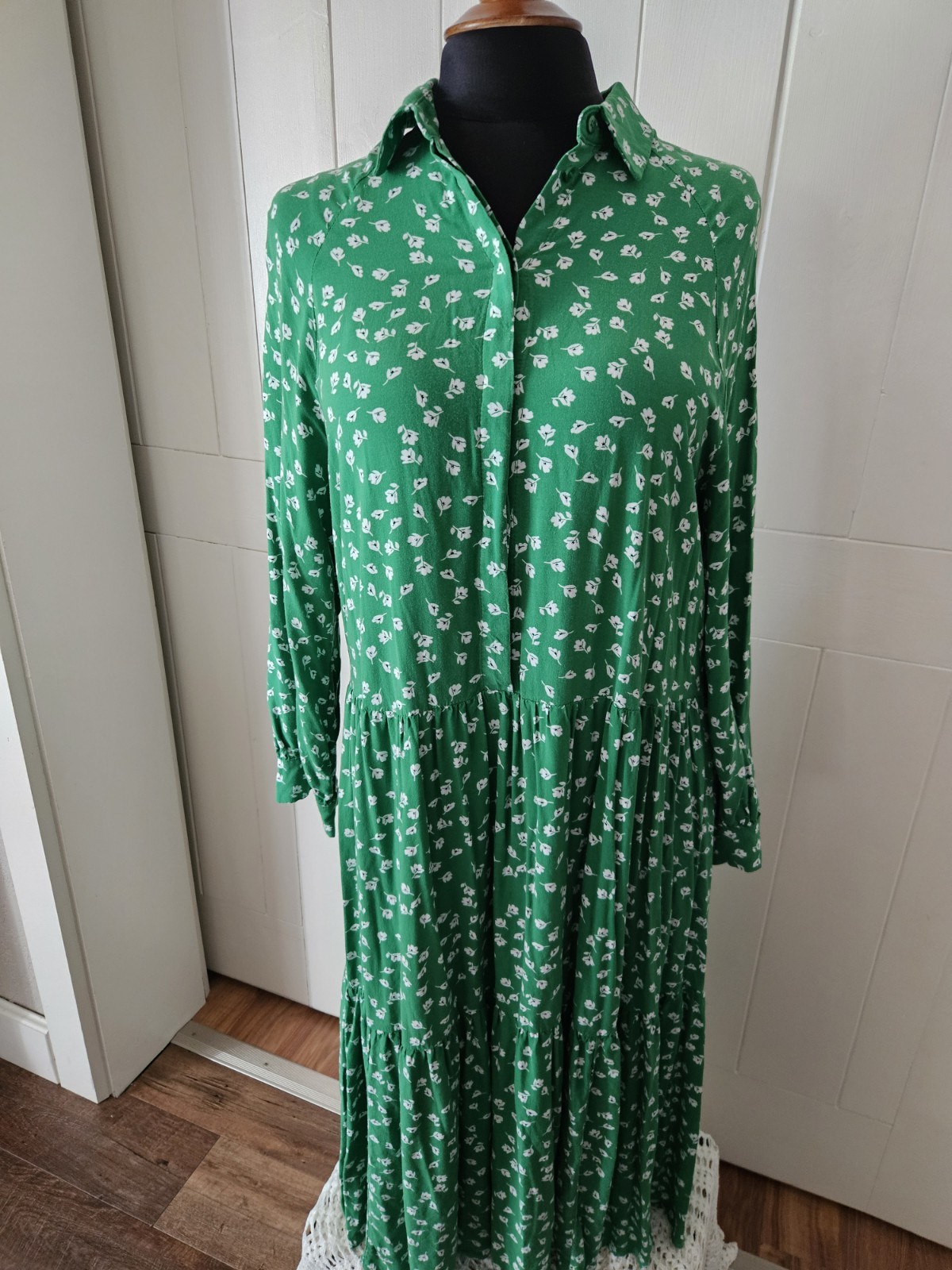 H&M Floral Tiered Midi Buttondown Shirtdress | Womens S Green | Excellent
