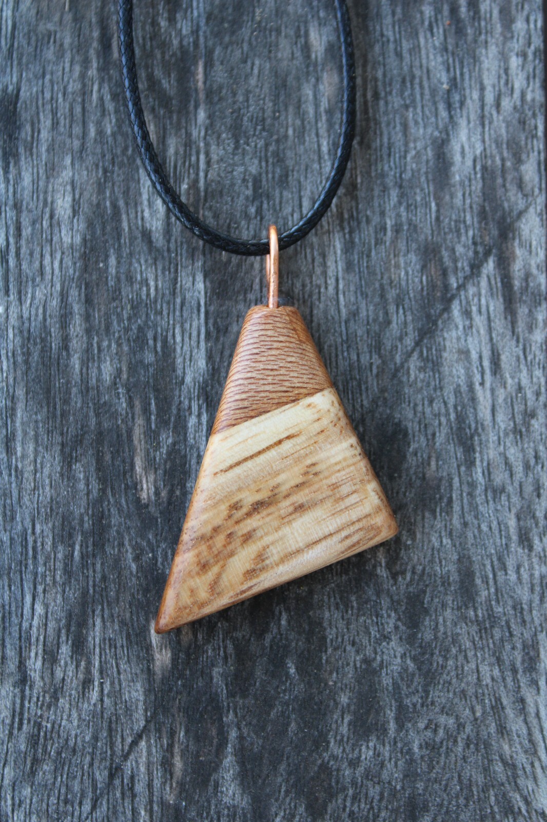 Pendentif DAYA bois massif : illuminez votre intérieur avec style