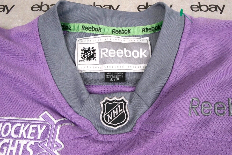 Camiseta deportiva de los Chicago Blackhawks para hombre pequeña púrpura NHL hockey peleas cáncer Reebok Foto 3 de 4