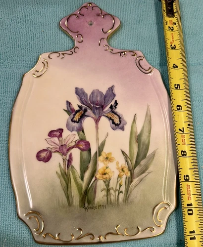 Vtg Elegant Iris Wall Trivet Signed Kerr 1999 11”x7” Gold Trim Scalloped Rim image 6