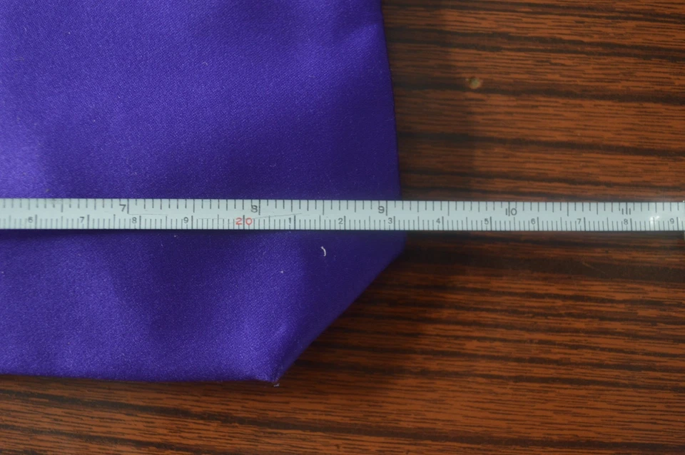 Bolsa de viaje de maquillaje cosmético púrpura Lancôme Paris con cremallera y tirador de cristal Foto 4 de 4