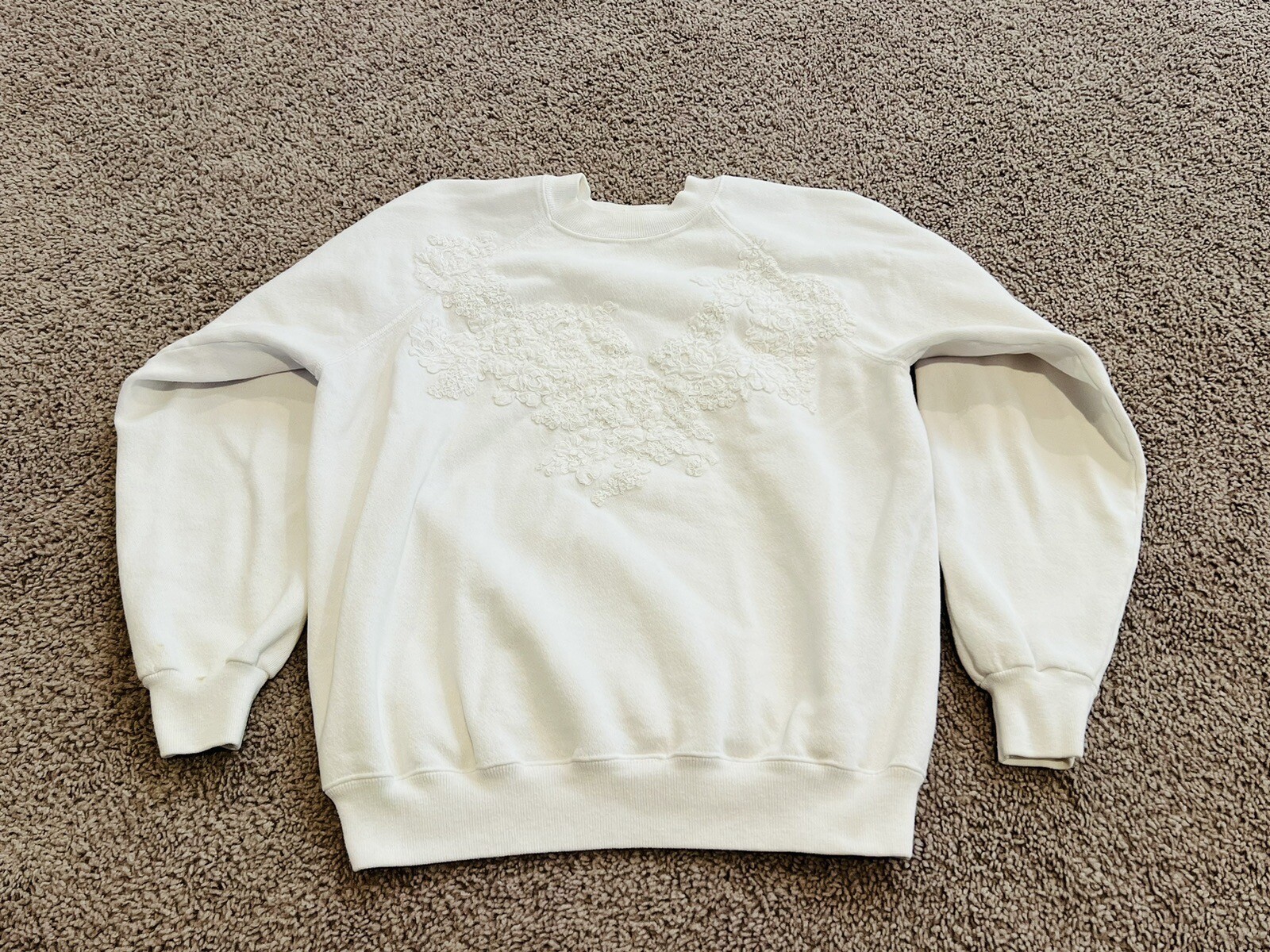 Sweatshirt - Large Vintage Ruffled Hanes White Crewneck Made in USA-image