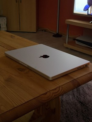 Apple MacBook Pro M4 24GB 1TB 10 Core silber Neuwertig