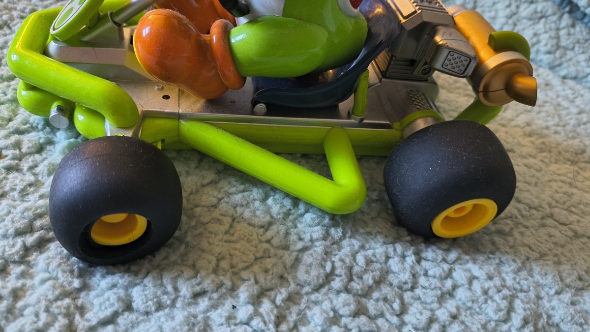 オフロード　ラジコン Carrera 200988 - Nintendo Mario Kart 1/18 Scale RC Car RTR Yoshi