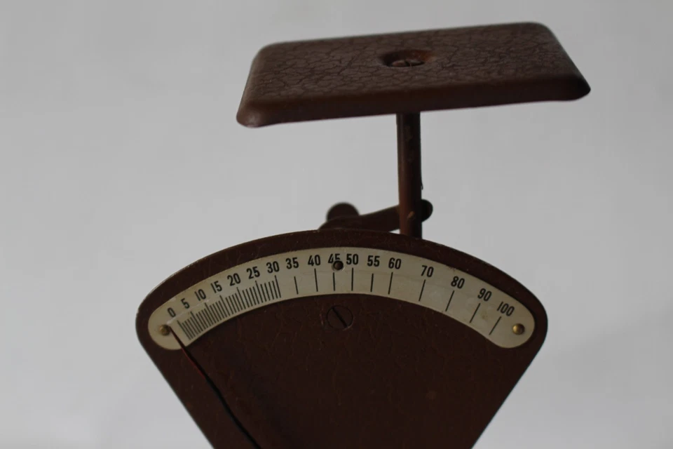 Petite balance pèse lettre marron en métal ancienne, bon état - Photo 2/4