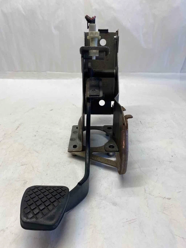 Conjunto de pedal de freno de parada de pie de estacionamiento de emergencia Saturn VUE 2006 2,2 L manual G Foto 2 de 4