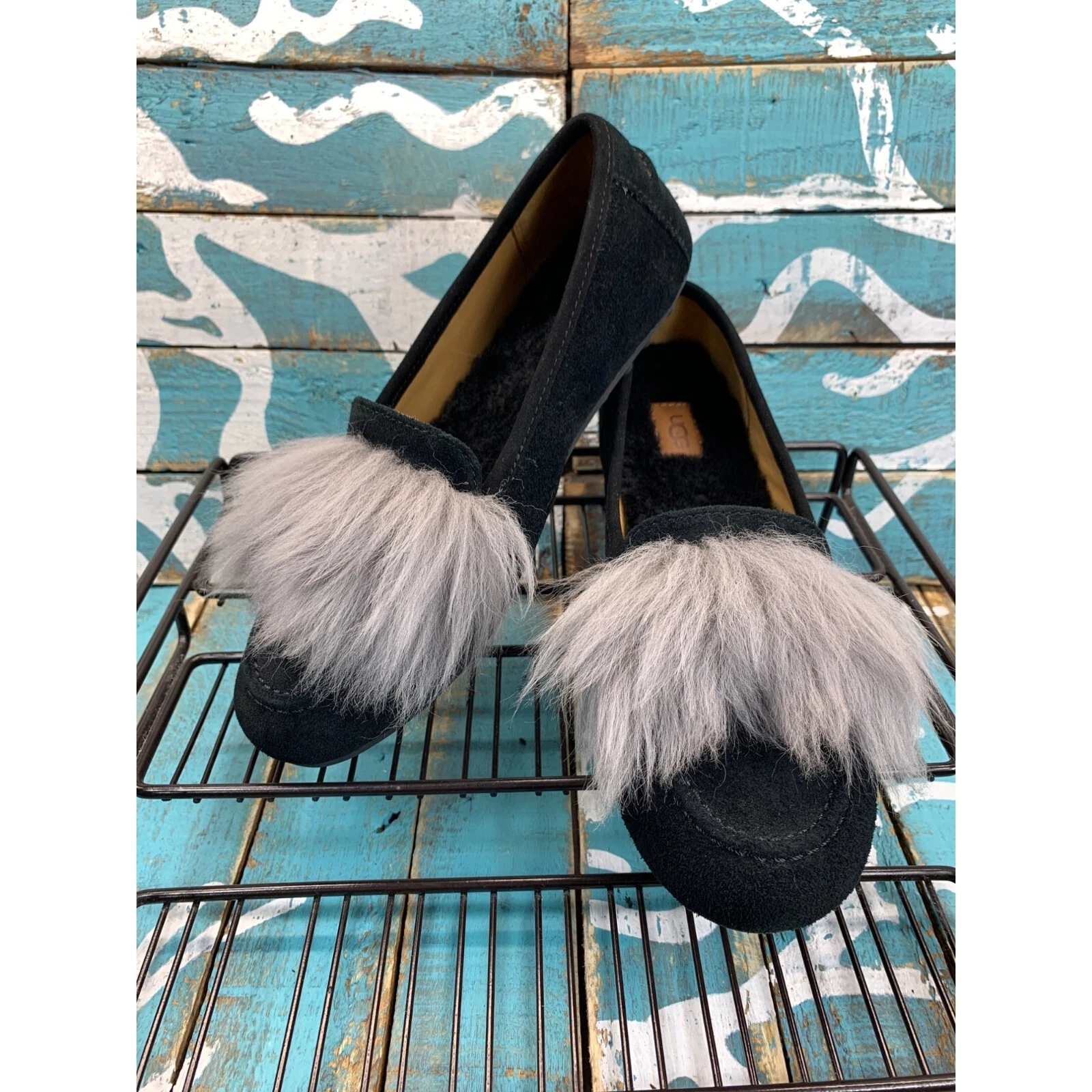 Nuovo mocassino UGG Kaley Wisp taglia US 7 donna nero scamosciato scarpe slip on pelliccia morbida