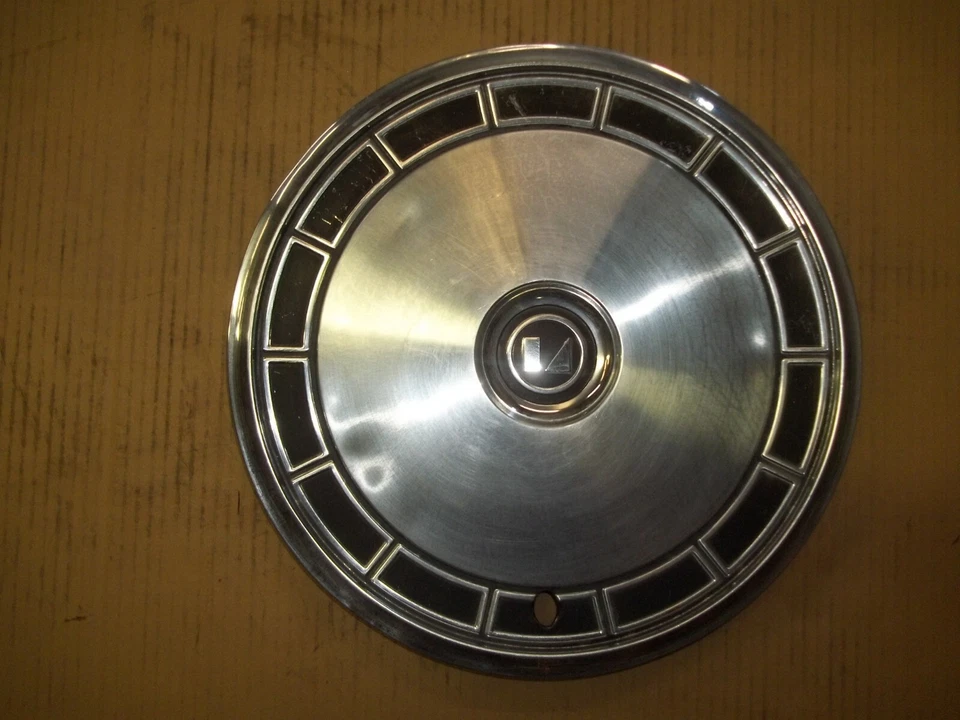 AMC Concord Spirit 81 82 83 Tapacubos Llanta Cubierta Tapacubos 14" OEM USADO JUEGO DE 143 Foto 4 de 4