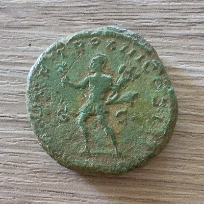 Pièce de monnaie antique romaine en bronze, portrait au droit, figure au revers - Photo 1/2