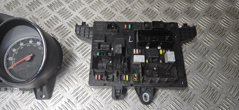 Vauxhall Astra GTC CDTI 2012 2.0 diesel ignition barrel key transponder ecu kit - Image 3 of 4