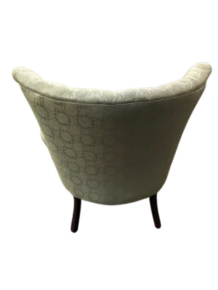 Silla Mid-Century Moderna Tuck Botón Mariposa con respaldo de ala Foto 3 de 4