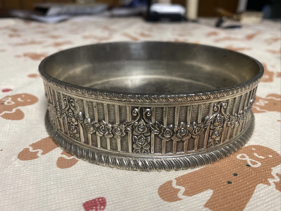 Plato de plata vintage caramelo baratija plato cuenco, borde floral desplazado 5” estampado Foto 3 de 4